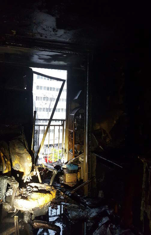 참혹한 방화 현장 17일 오전 경남 진주시 가좌동 한 아파트 방화·흉기 난동 사망 사건이 발생해 해당 아파트가 검게 그을려 있다.  경남소방본부 제공